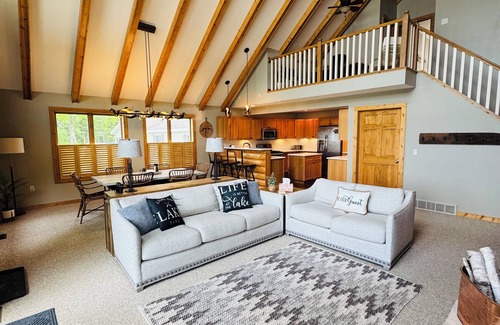 Interlochen House | NEW! Green Lake Therapy -Dock, A/C, Kayaks, HotTub