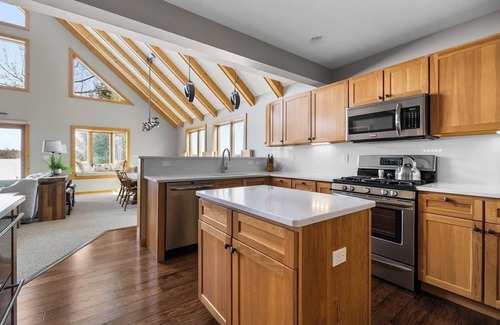 Interlochen House | NEW! Green Lake Therapy -Dock, A/C, Kayaks, HotTub