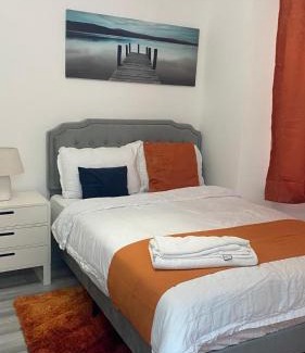 Luton Apartment | New Guest House, Individual Ensuite Rooms with Comfortable Double Beds, TV and WiFi