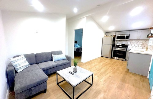 Woodland Hills House | New! Guesthouse W/Patio & BBQ!