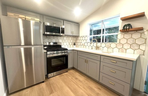 Woodland Hills House | New! Guesthouse W/Patio & BBQ!