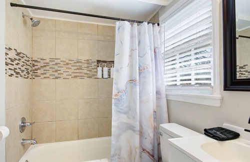 Dunean House | *NEW* GVL Blue Birch Cottage | Dog-Friendly! | 4 min. to Downtown | Fully Stocked Kitchen