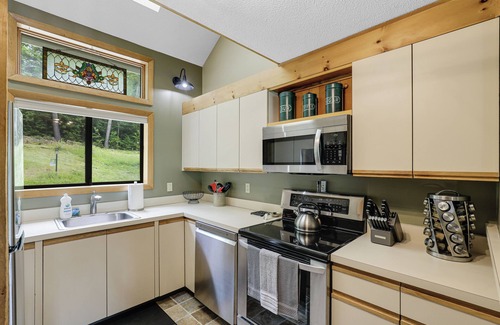 Thornton Condo | New Hampshire vacation getaway with gorgeous mountain views—ski, hike, swim!
