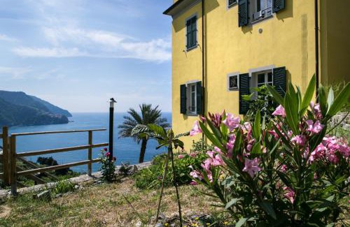 Corniglia Apartment | NEW Hanging Garden