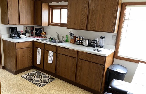 Racine House | New! Happy Days! Pro Cleaned, Self Check In - Sleeps 4