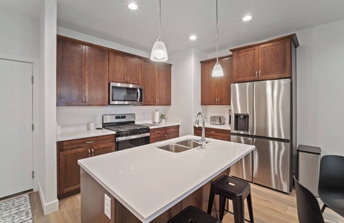 Heber House | New Heber Townhouse + views + 2 car garage + washer + dryer