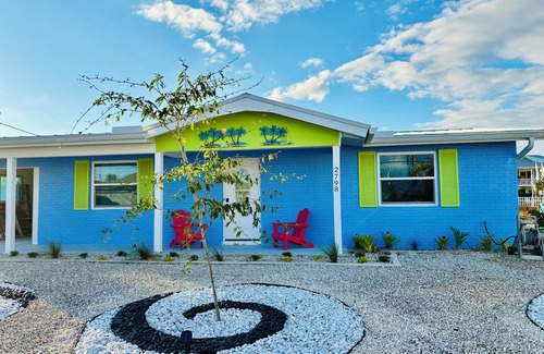 Matlacha House | New! Hidden- Speakeasy-penny floor. 3bd 3bath Boat dock & Walk 2 town FABULOUS