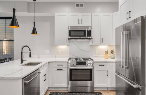 Harbor View - Orient Heights Condo | New high-end 3 bedroom near beach with parking
