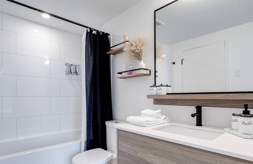 Kelowna Central Business District Apartment | New High-rise Condo | DT Kelowna | Beautiful Views