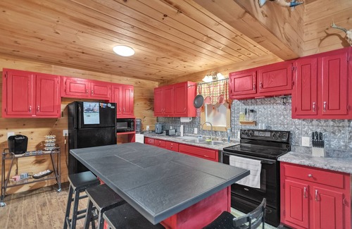 Elizabethton Cabin | NEW! Hillside Hideaway 2-Bedroom Cabin