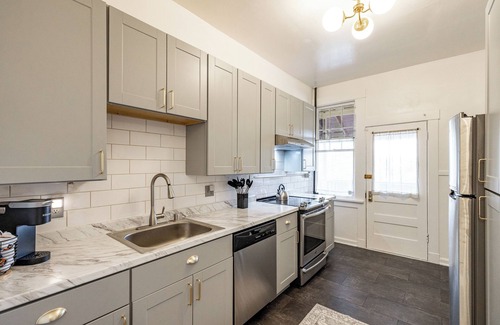 Cliff - Cannon House | NEW Historic Townhouse By Downtown. 9 mins from the airport, arena & nightlife.