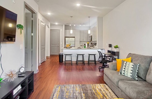 Loring Heights Apartment | *New Holiday Discount* Near downtown w/ Free Parking !!