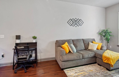 Loring Heights Apartment | *New Holiday Discount* Near downtown w/ Free Parking !!