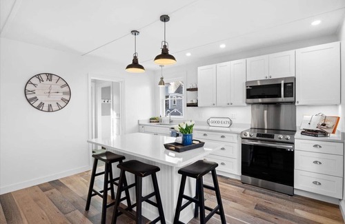 Plymouth House | NEW HOME 3/23. Walk to Town; Restaurants, Water & Sites!