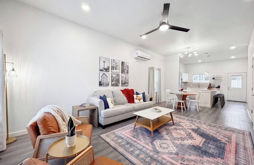 Denver Heights House | NEW Home 3 mi to Downtown & Riverwalk Near BMT grad 1mi to Alamodome-FrostBank