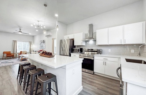Denver Heights House | NEW Home 3 mi to Downtown & Riverwalk Near BMT grad 1mi to Alamodome-FrostBank