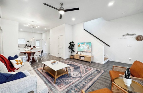 Denver Heights House | NEW Home 3 mi to Downtown & Riverwalk Near BMT grad 1mi to Alamodome-FrostBank