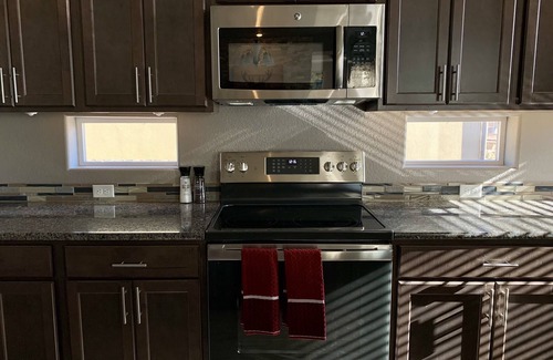 Colorado Springs House | New home 3k sqf with hot tub, EV charger, 7 beds/4 rms - Near Airport, Ft Carson