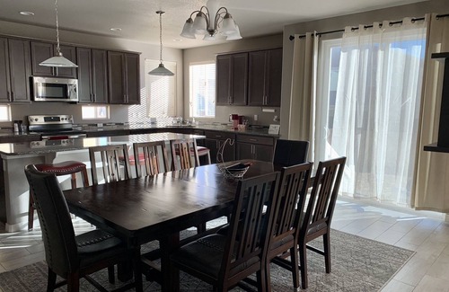 Colorado Springs House | New home 3k sqf with hot tub, EV charger, 7 beds/4 rms - Near Airport, Ft Carson