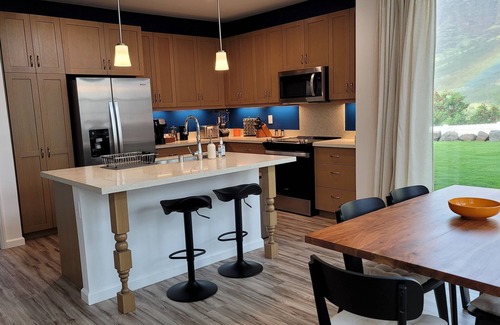 Makaha Valley House | New home. Stunning ocean and mountain views. 5 Minutes from the beach