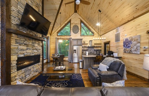 Broken Bow Cabin | New Honeymoon Cabin! King Bed, Hot Tub, 2 Fireplaces & Rain Shower