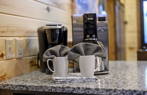 Broken Bow Cabin | New Honeymoon Cabin! King Bed, Hot Tub, 2 Fireplaces & Rain Shower