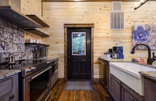 Broken Bow Cabin | New Honeymoon Cabin! King Bed, Hot Tub, 2 Fireplaces & Rain Shower