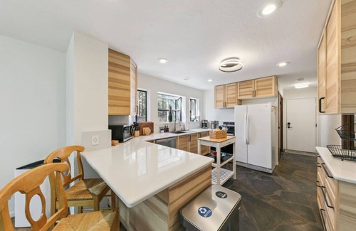 Christmas Valley House | *NEW* Hot Tub + Fire Pit + Playground