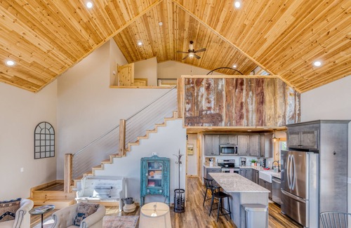 Cherokee Cabin | *NEW!* Hot tub/fire pit/private close to Downtown!