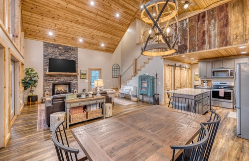 Cherokee Cabin | *NEW!* Hot tub/fire pit/private close to Downtown!