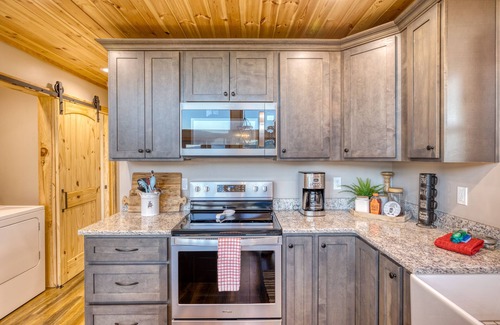 Cherokee Cabin | *NEW!* Hot tub/fire pit/private close to Downtown!