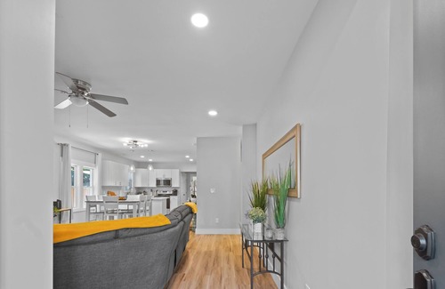 Charlotte House | ~NEW HOT TUB~ Luxury Property, Just minutes from Uptown!