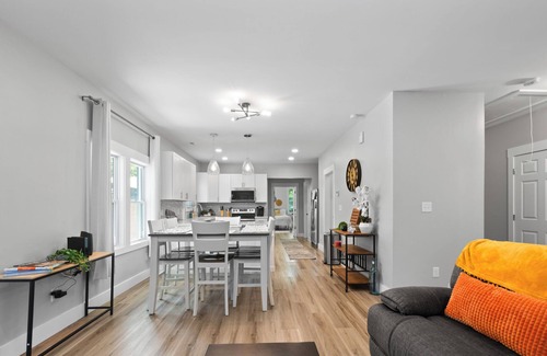 Charlotte House | ~NEW HOT TUB~ Luxury Property, Just minutes from Uptown!