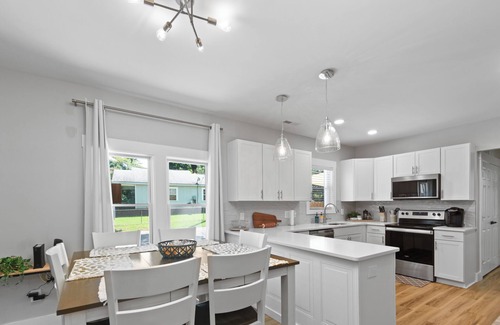 Charlotte House | ~NEW HOT TUB~ Luxury Property, Just minutes from Uptown!