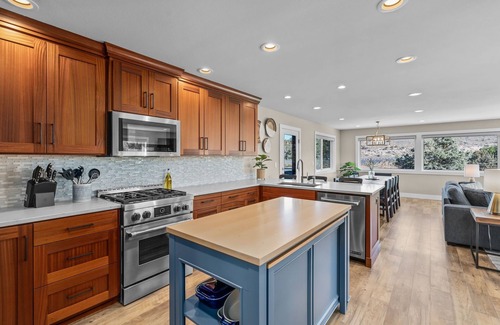 Bend House | New! Hot Tub~ Riverfront ~EV Charger ~ Dog Friendly ~ Ping Pong~Trail Access