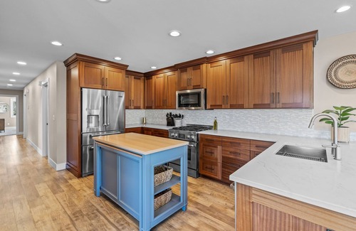 Bend House | New! Hot Tub~ Riverfront ~EV Charger ~ Dog Friendly ~ Ping Pong~Trail Access