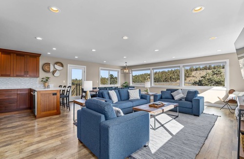Bend House | New! Hot Tub~ Riverfront ~EV Charger ~ Dog Friendly ~ Ping Pong~Trail Access