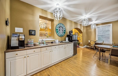 Cathlamet Apartment | NEW! Hotel Cathlamet Room 226 - Queen