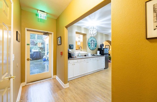 Cathlamet Apartment | NEW! Hotel Cathlamet Room 226 - Queen