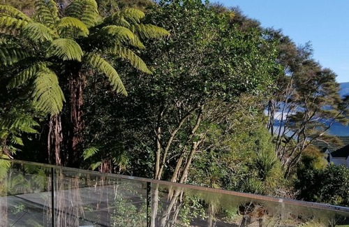 Mahau Sound House | New house, lovely sounds view, good access/parking, mooring. Easy beach access