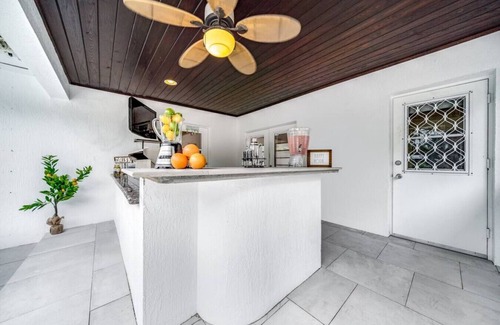 South Corals House | NEW! HTD POOL/HOT TUB/5 MIN TO BEACH/BAR!