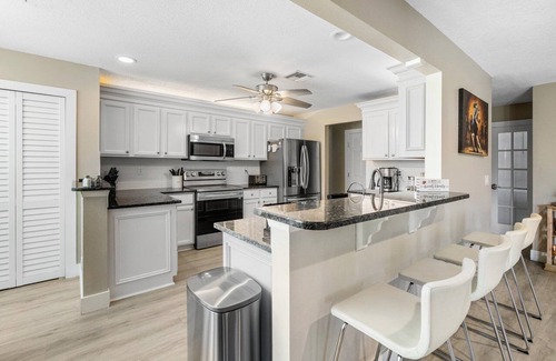 Wellington House | NEW Huge 5BR w/Heated Pool/Spa! Walk to WEF