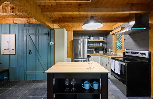 Gatlinburg - Pigeon Forge Cabin | New Industrial Farmhouse Log Cabin HEN BLUFF CREEK