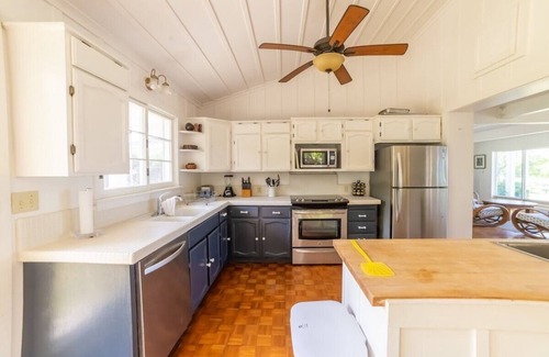 Lanikai House | NEW! Kai Hale - Steps to beach, AC