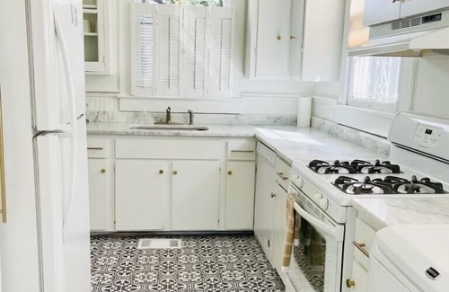 Washington Square House | NEW King Apt | Sleeps 6 | Mardi Gras | EV Charger