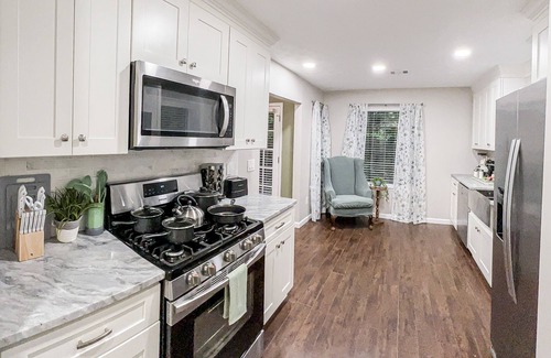 Tucker House | NEW! King Bed - Near ATL - Huge Backyard W/Deck - PETSn15% off between 1/1-1/31
