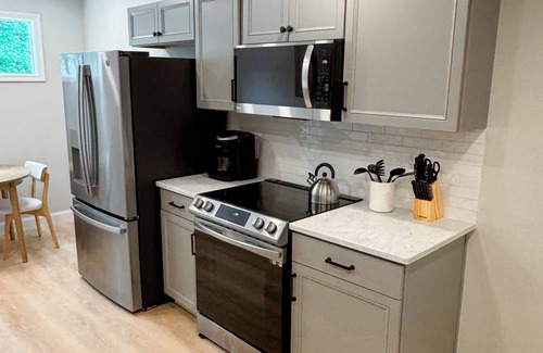 Buford House | New King Size Apt, Central Location, Modern Decor 1BR 1BA