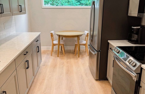 Buford House | New King Size Apt, Central Location, Modern Decor 1BR 1BA