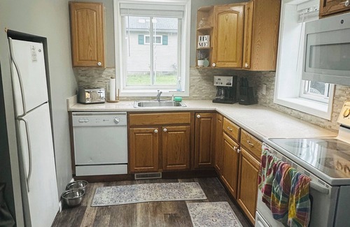 Higgins Lake Cabin | New! King suite, pet friendly - short walk to public beach and playground