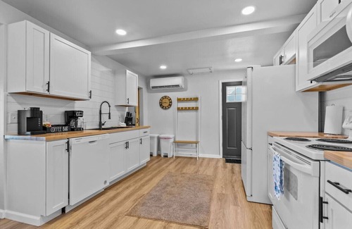Stockbridge House | New! Lake Front|PrivateDock|Kayaks&Paddleboards!